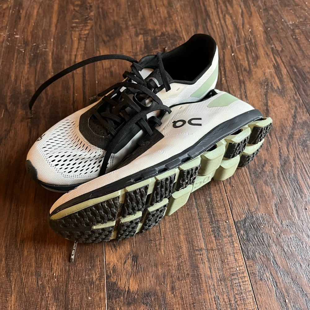 On cloudflash road shoe. Size 7, 38